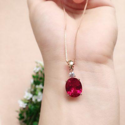 Mặt dây chuyền đá Ruby tượng trưng cho quyền lực, tự do, may mắn và vui vẻ.