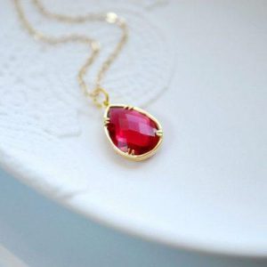 Tại sao đá Ruby được ưa chuộng làm mặt dây chuyền?